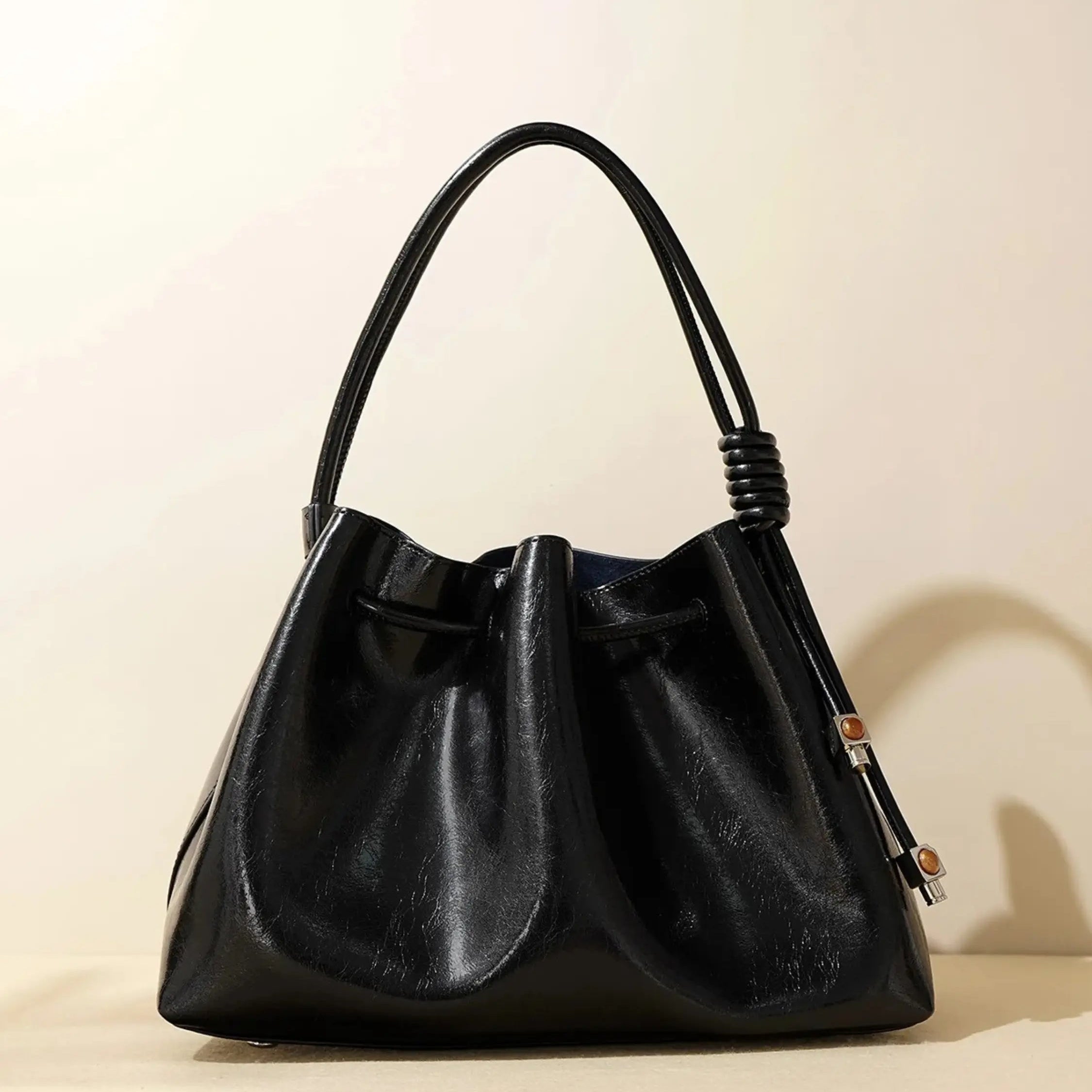 Friederike - Glänzende Kordelzugtasche