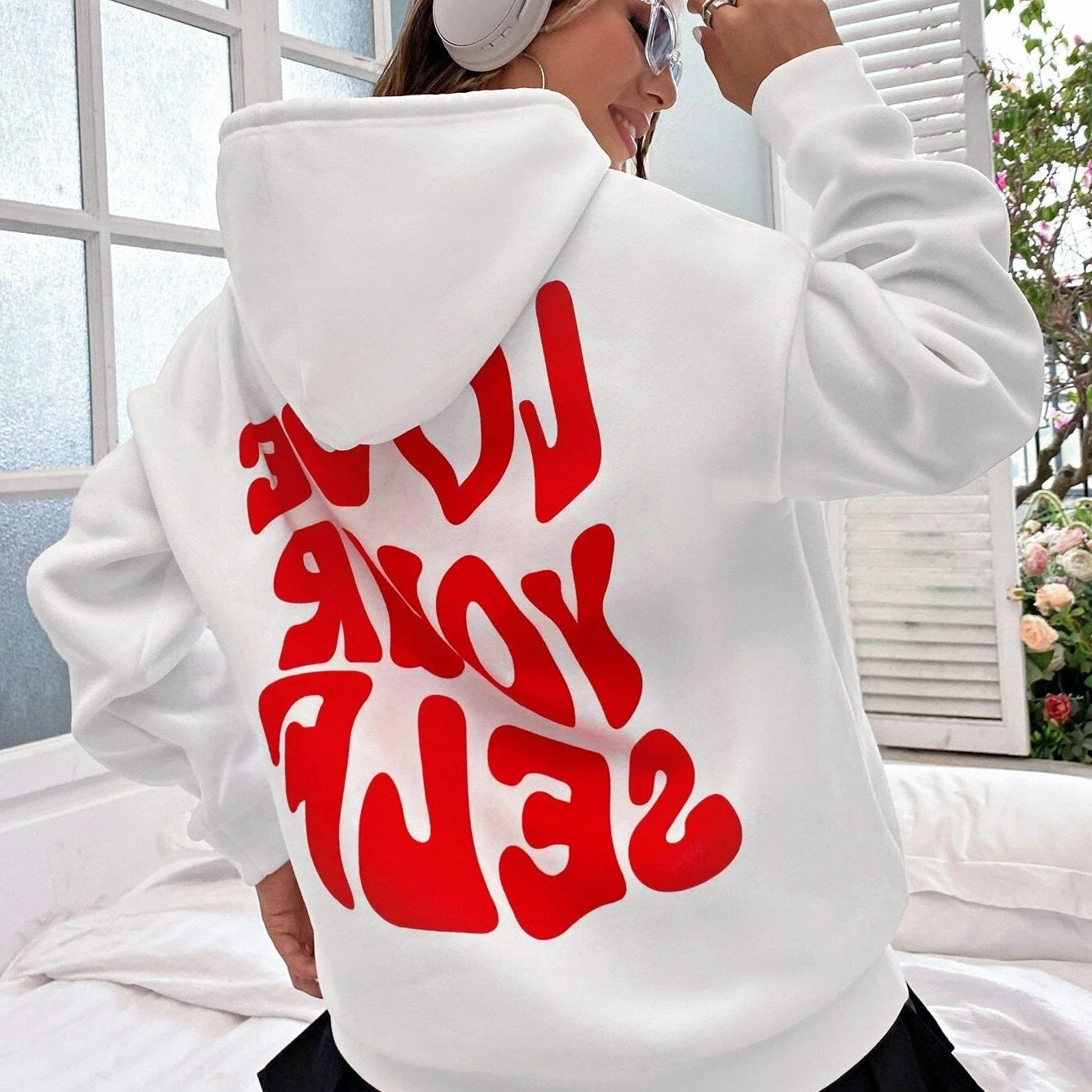 Oversized Hoodie Damen – Schwarzer Kapuzenpullover mit „Love Yourself“ Rückendruck