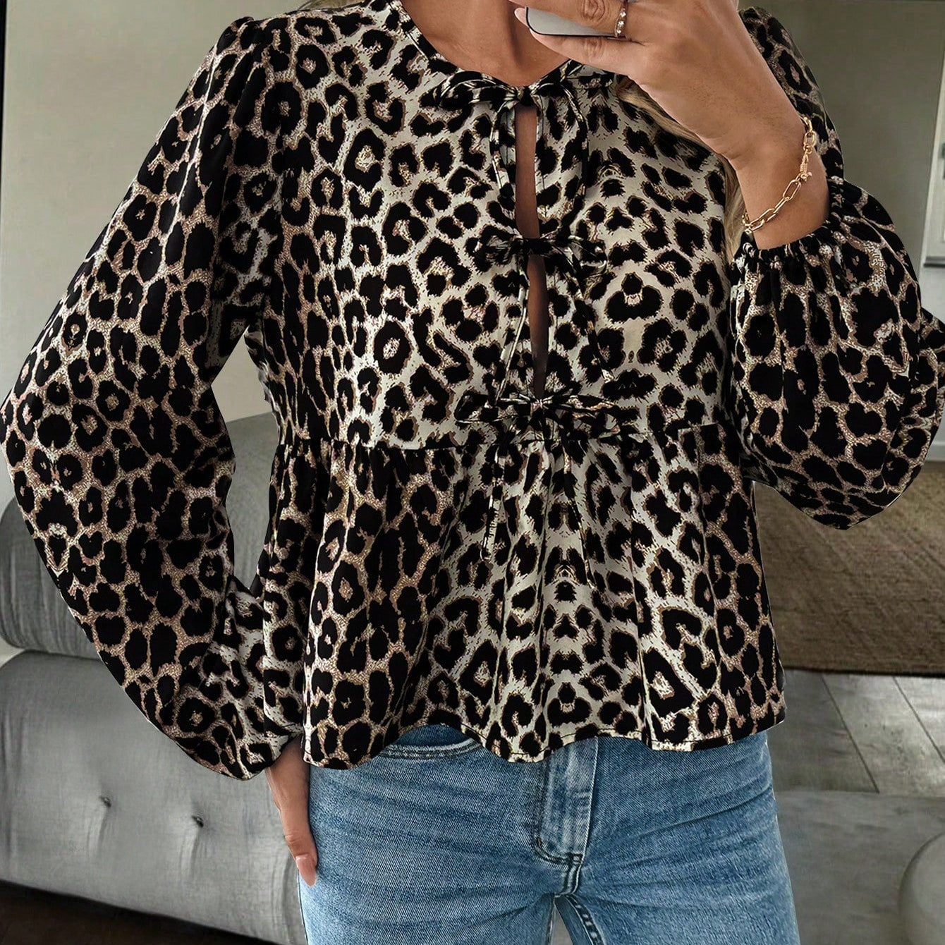 Leoprint – Damenbluse mit Schleife