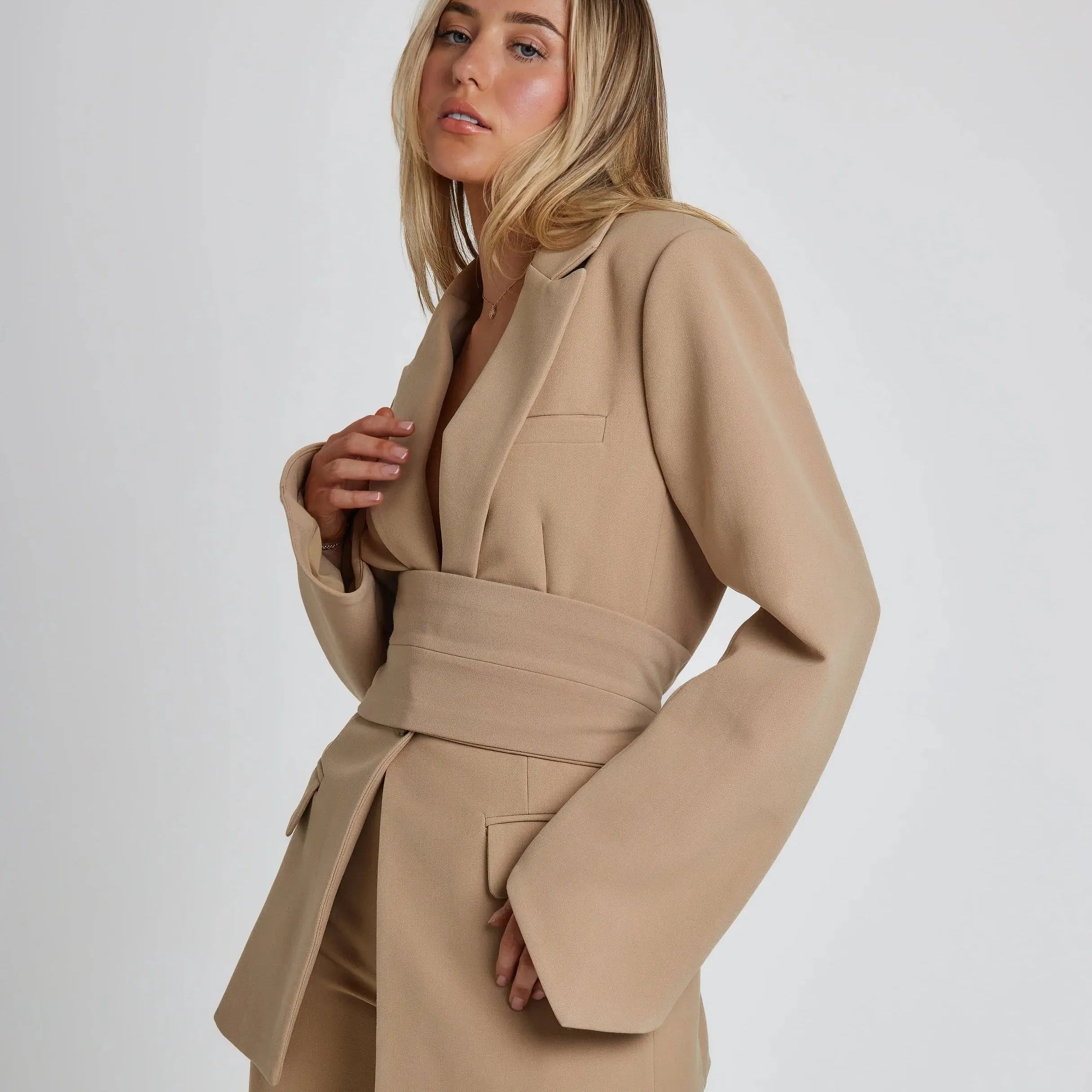 Janina – Eleganter Damenblazer mit Gürtel