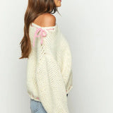 Bea | One Shoulder Chunky Knit Pullover mit rosa Kontrastband Schleife Akzente