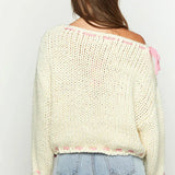 Bea | One Shoulder Chunky Knit Pullover mit rosa Kontrastband Schleife Akzente