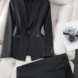 Eleganter - Damenanzug mit tailliertem Blazer