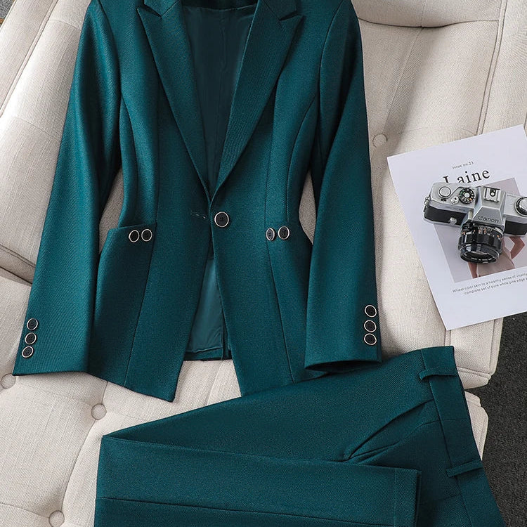 Eleganter - Damenanzug mit tailliertem Blazer