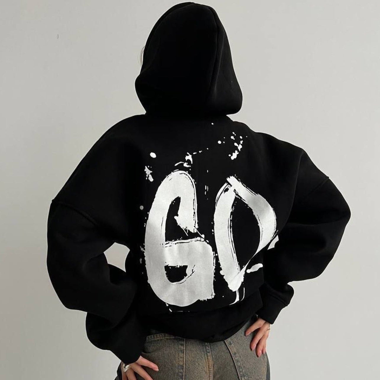 Oversized Hoodie mit abstraktem Rückendruck – Urban, Cozy & Ausdrucksstark