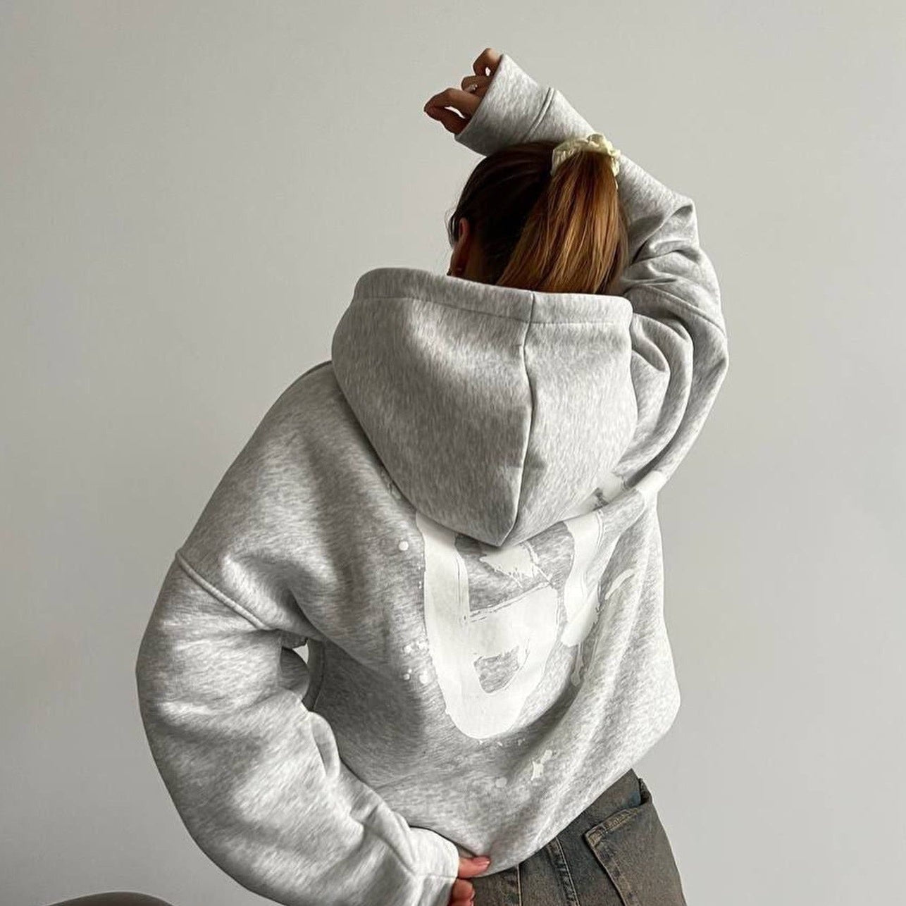 Oversized Hoodie mit abstraktem Rückendruck – Urban, Cozy & Ausdrucksstark
