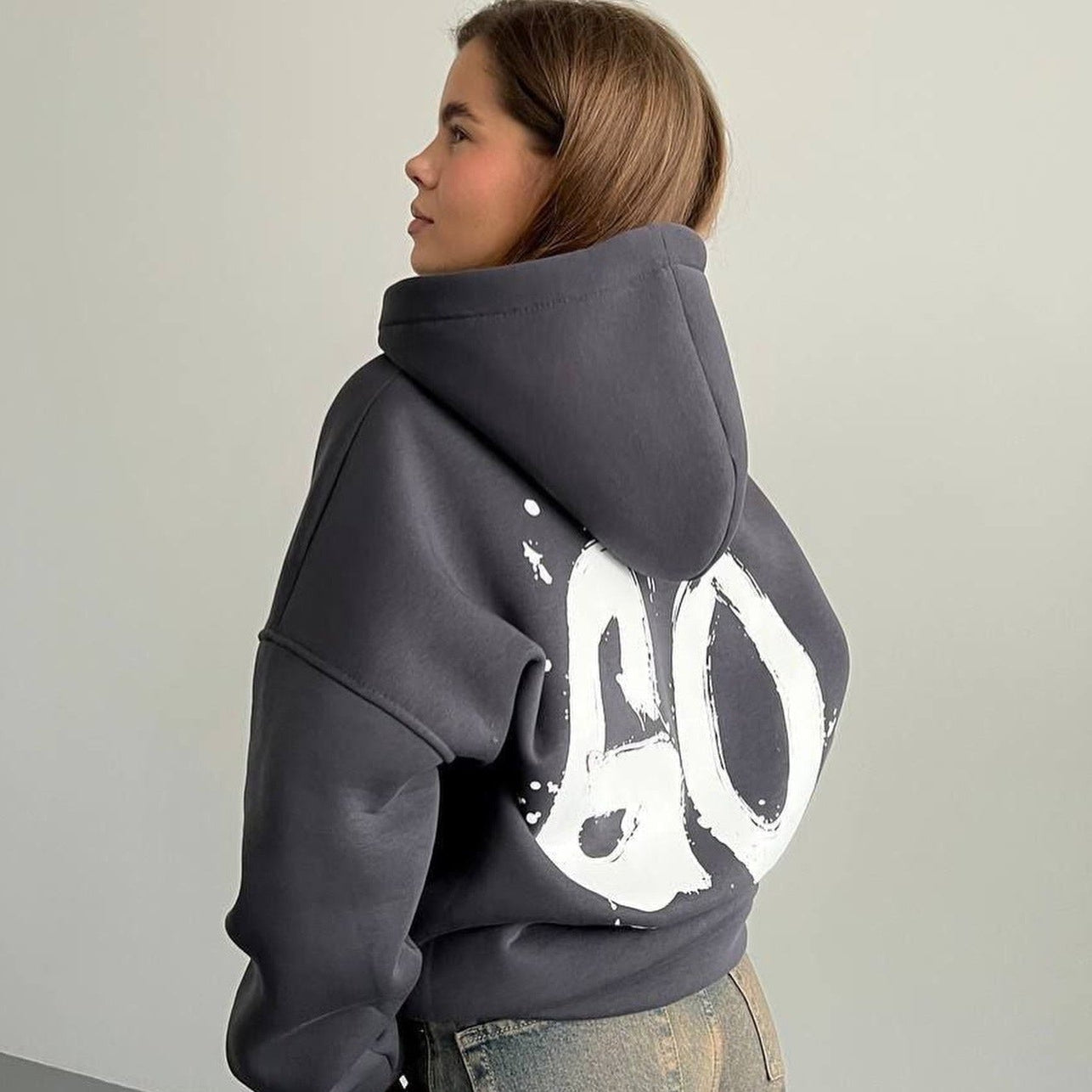 Oversized Hoodie mit abstraktem Rückendruck – Urban, Cozy & Ausdrucksstark