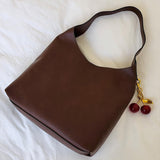 Amelia | Stilvolle Damen-Tasche in Schwarz mit Kirschanhänger – Zeitlos und einzigartig