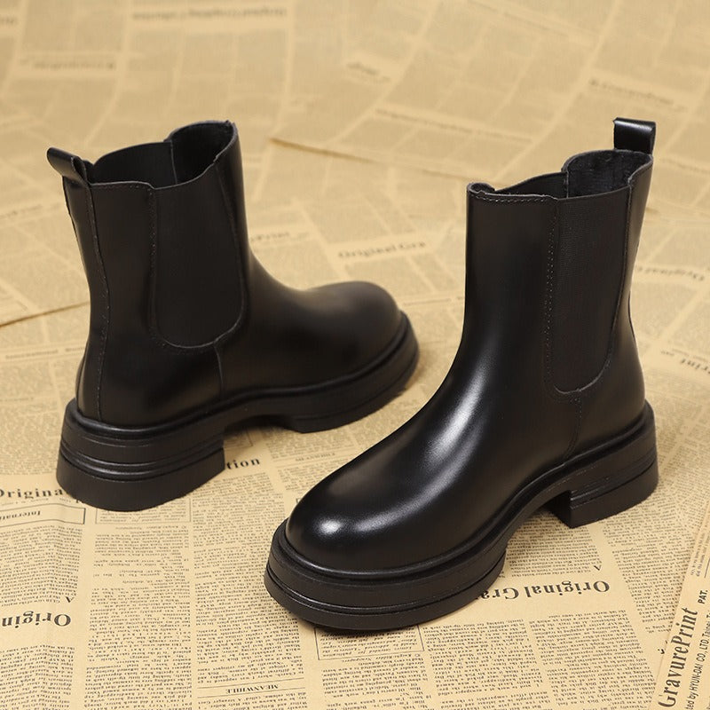 "DianaBoots I Damen Winterstiefel mit Absatz" could be rewritten as "DianaBoots I Damen Winterstiefel mit Absatz für stilvolle Eleganz".